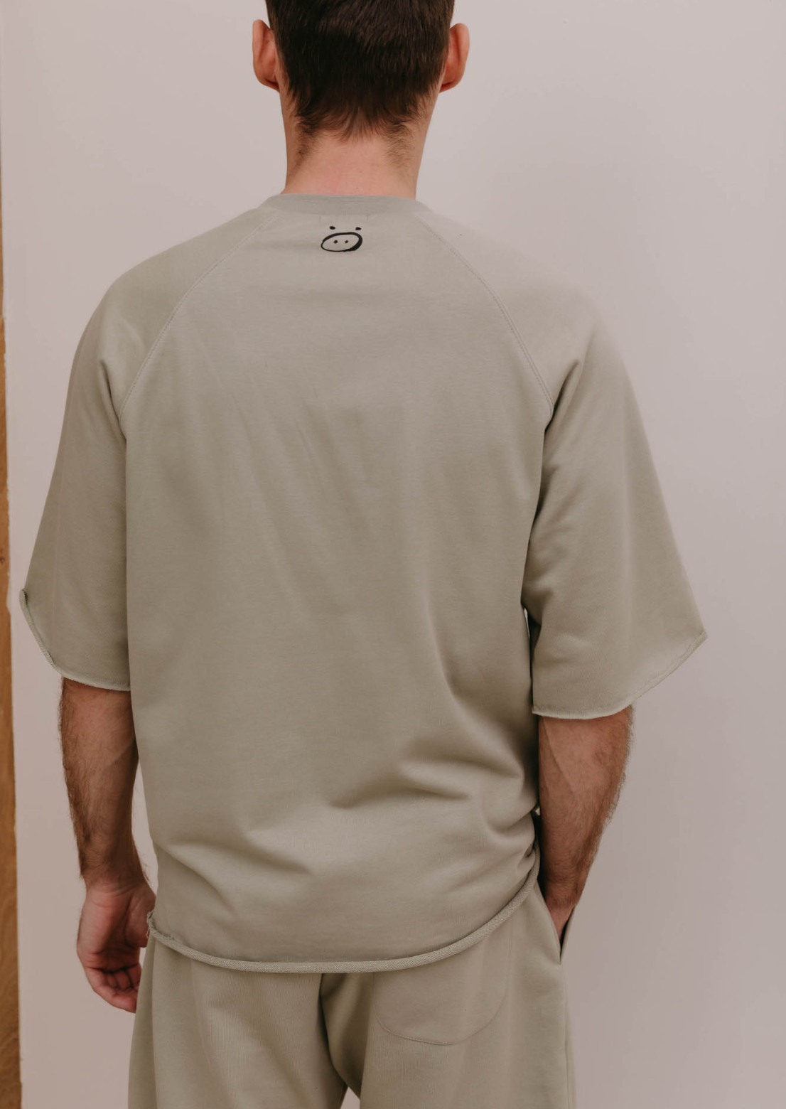 Light khaki color men's three-thread T-shirt
